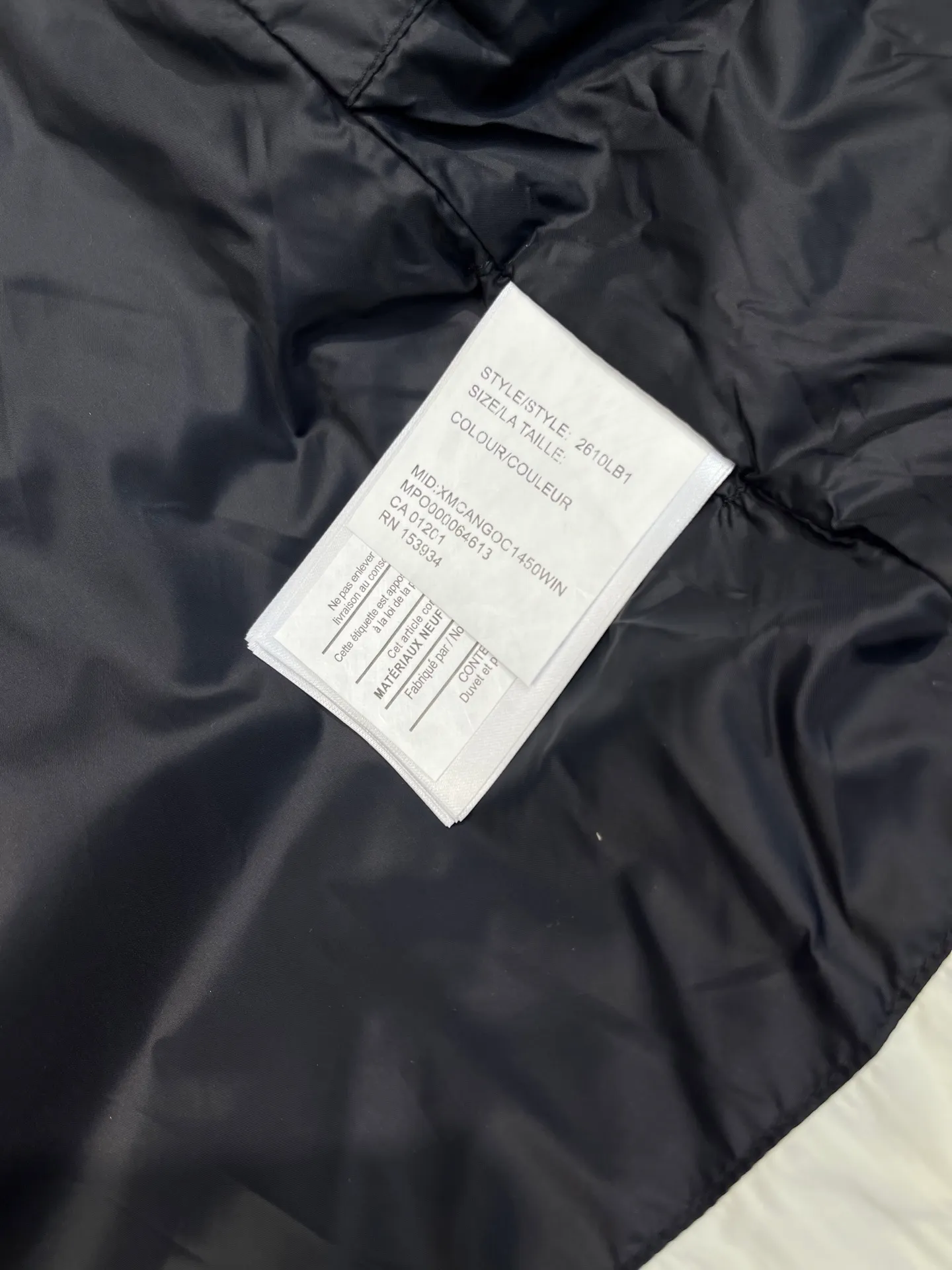P1100 Canada Goose 🌟Canada Goose🇨🇦 Unisex down jacket, couple style, imported 90% duck down, collar is Canadian wild coyote hair, checkered double-layer inner liner with no velvet, thick velvet filling, level 5 cold protection, only one goose is needed to prevent freezing in winter, the stitching is perfect! I will buy another version this year, all accessories and materials will follow the original size: xs-xxl